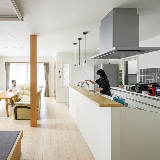 キッチンにゆとりと回遊性をもたせ 広く明るく快適なLDK空間が誕生