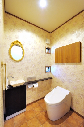 トイレのクロスや鏡はヨーロピアンテイストで統一