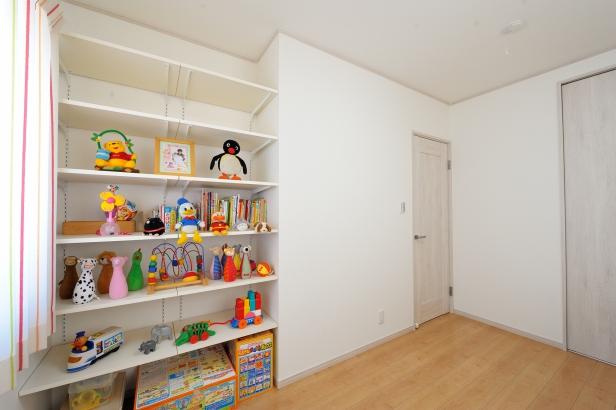 子ども部屋には収納の他に絵本やおもちゃが整理できる棚を設置