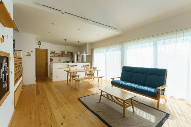 ポエムガーデンハウス 日当たりのいいリビングと部屋干しできるサンルームの家 イエタテル